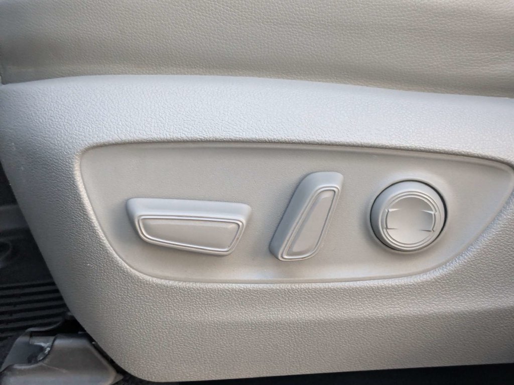 Used 2021 Toyota Highlander XLE AWD/4WD image 29