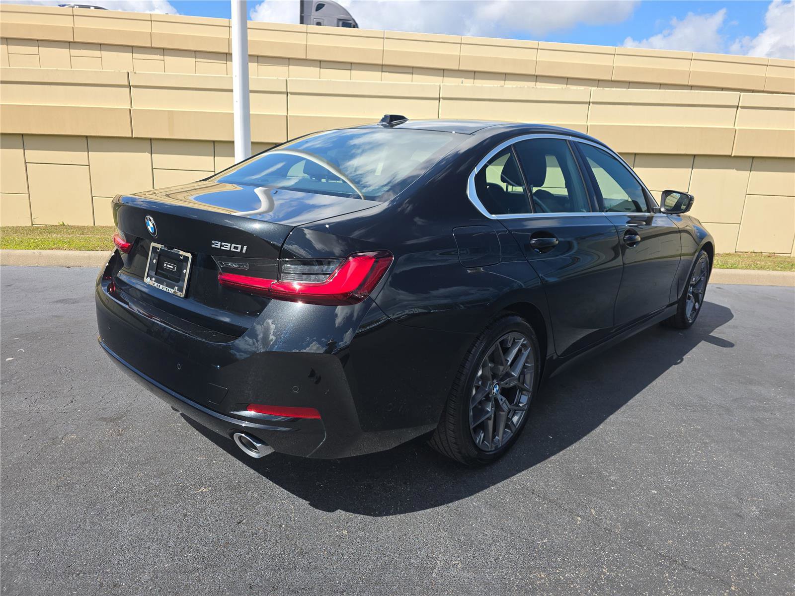 Used 2025 BMW 330i 330i image 2