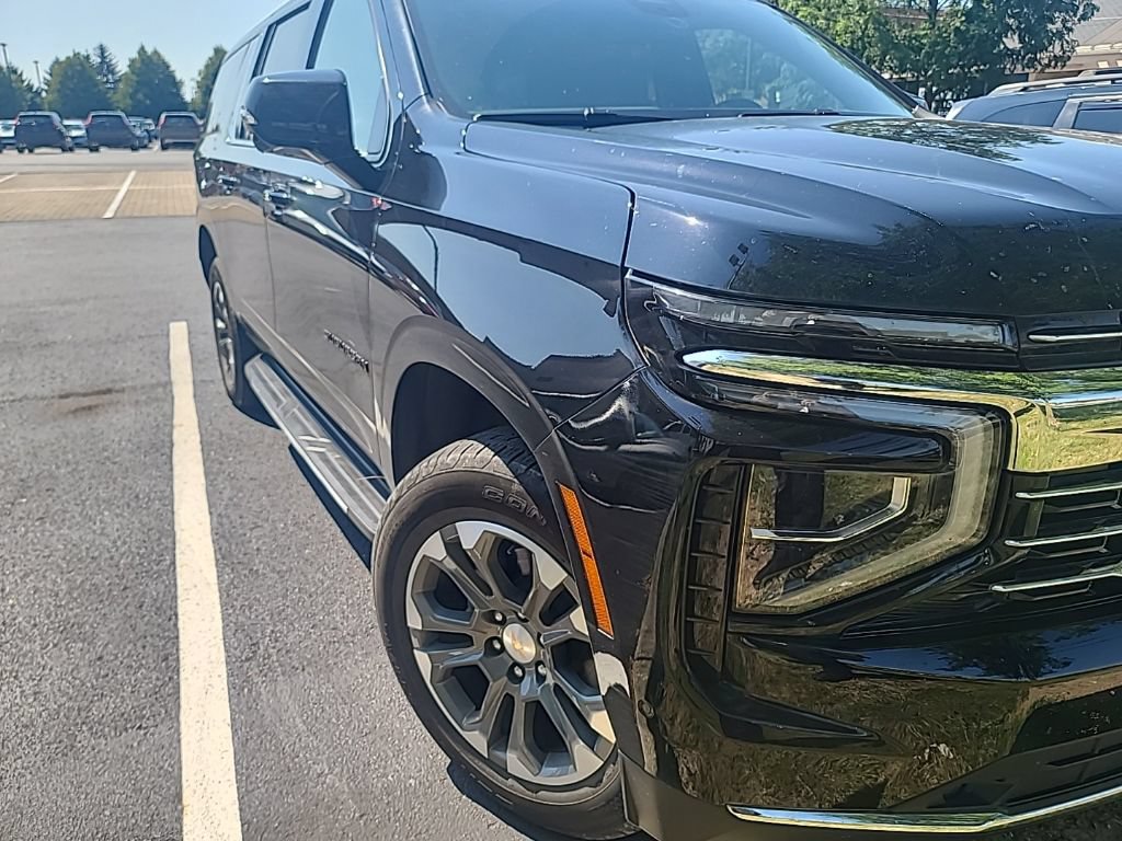 Used 2025 Chevrolet Suburban LT w/ Comfort Package AWD/4WD image 3