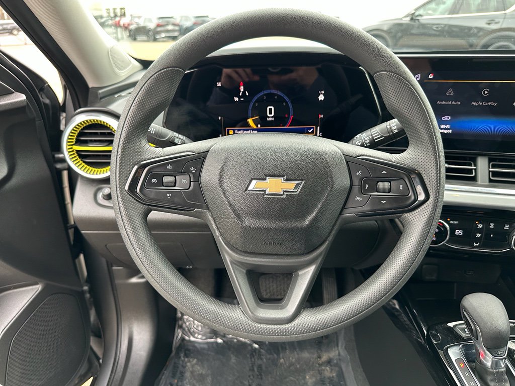 Used 2025 Chevrolet Trax LT FWD image 17
