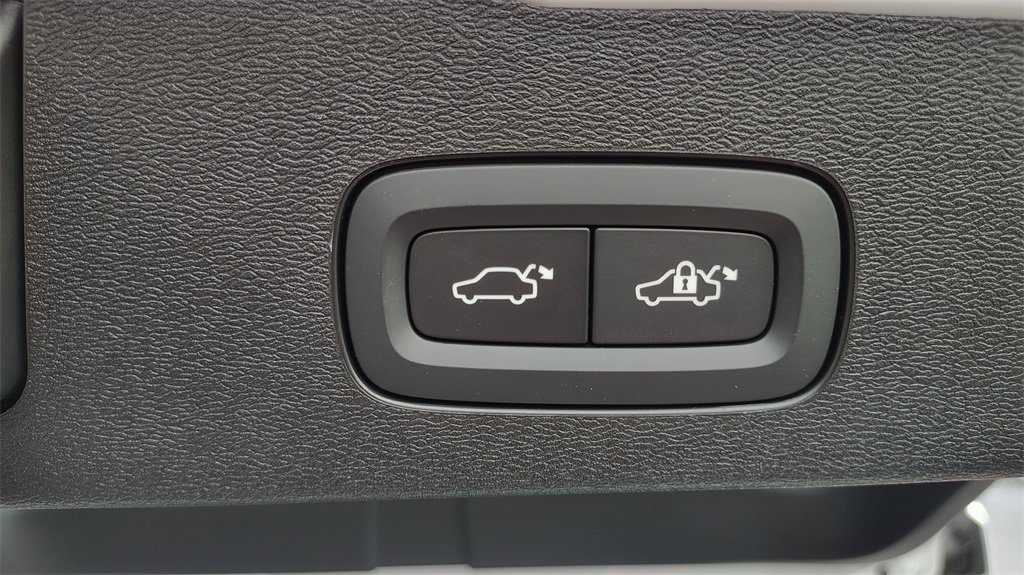 New 2026 Volvo V60 B5 Cross Country Plus w/ Protection Package Premier image 35