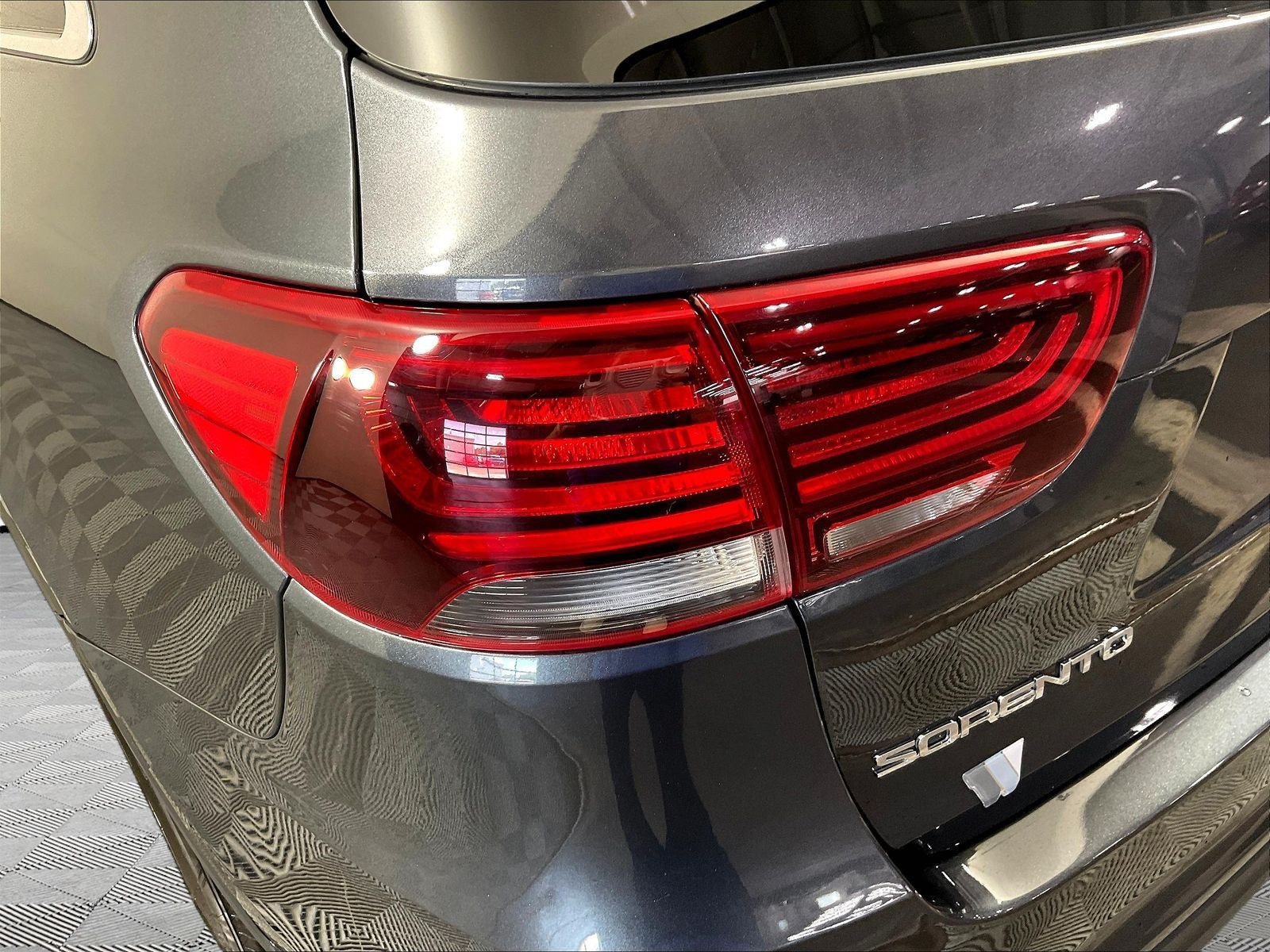 Used 2020 Kia Sorento LX FWD image 23
