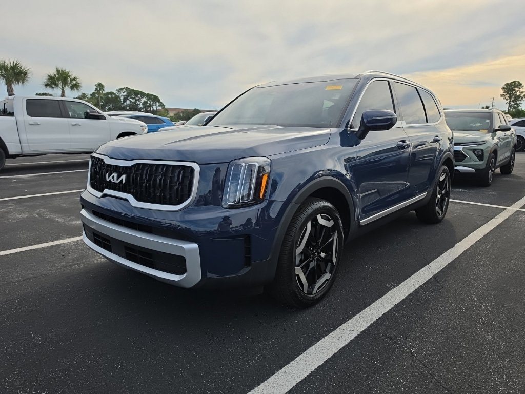Certified 2025 Kia Telluride EX w/ EX Captain's Chair Package FWD image 6