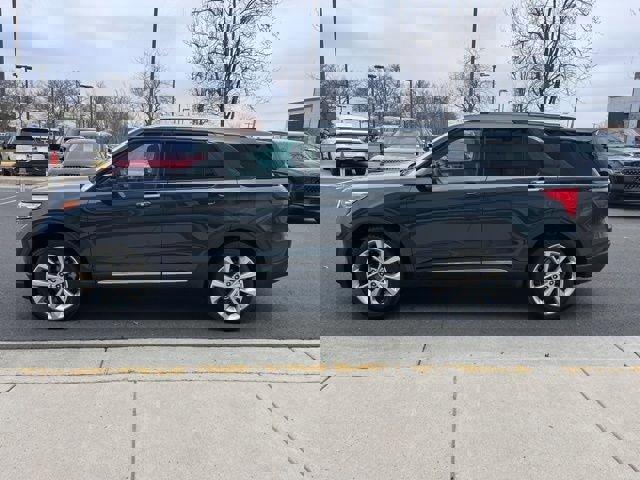 Used 2023 Ford Explorer Platinum w/ Technology Package image 4