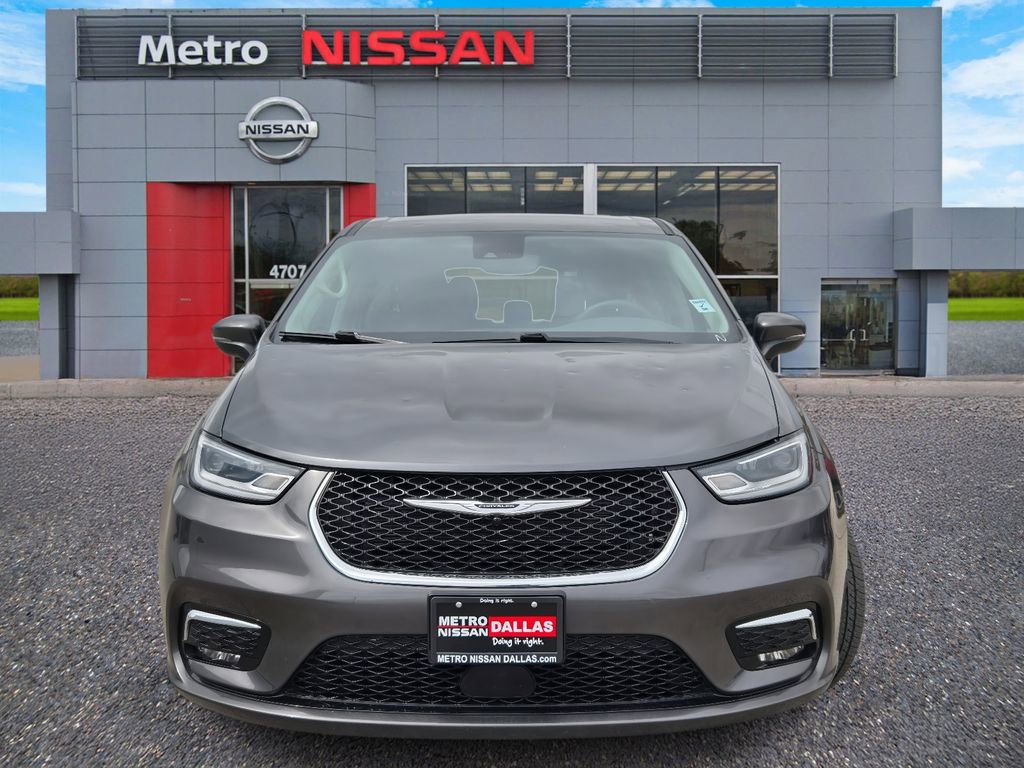 Used 2023 Chrysler Pacifica Touring-L image 2