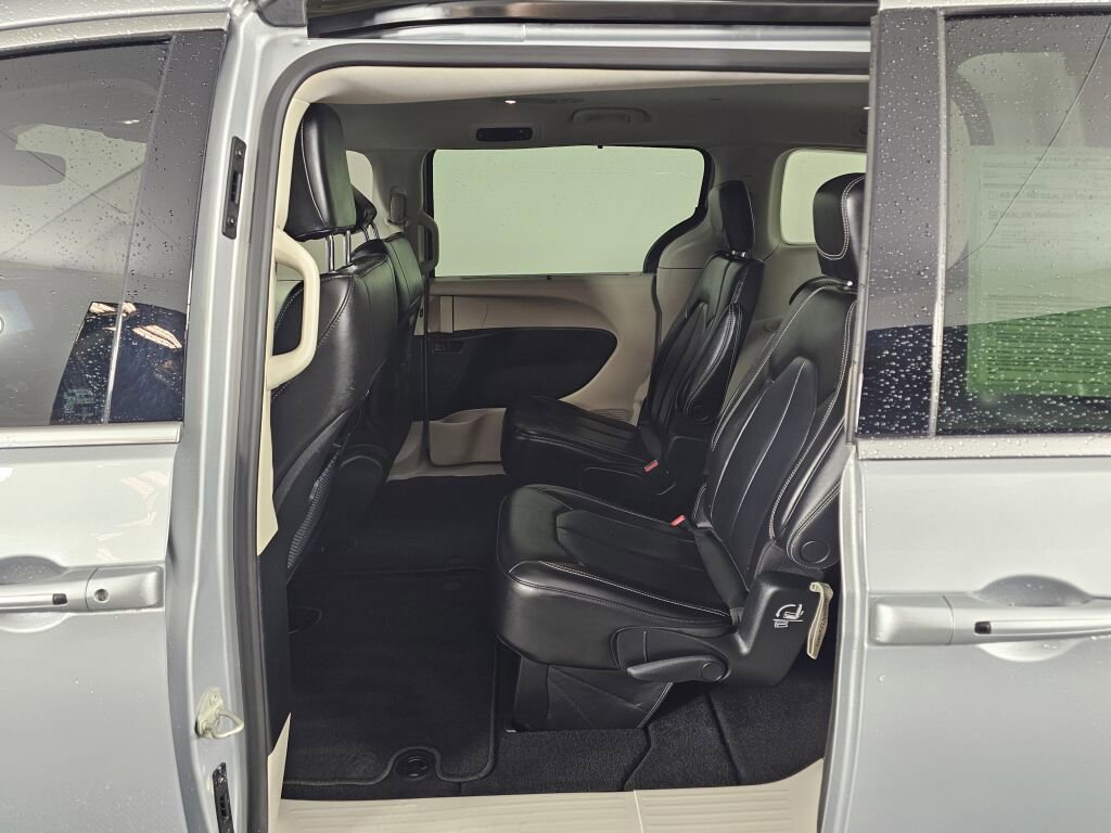 Used 2023 Chrysler Pacifica Touring-L image 33