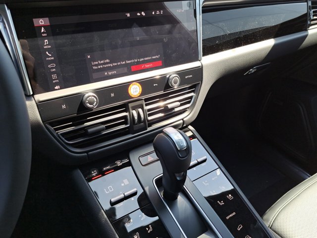 Used 2025 Porsche Macan AWD/4WD image 31