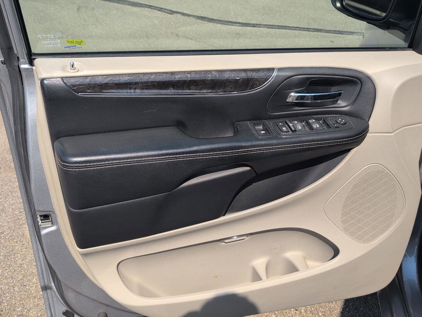 Used 2015 Chrysler Town & Country Touring-L w/ Driver Convenience Group image 16
