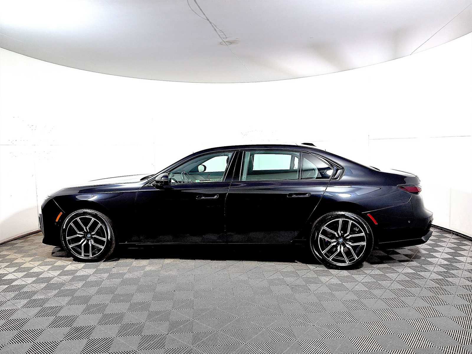 Used 2025 BMW 760i xDrive w/ Executive Package AWD/4WD image 4