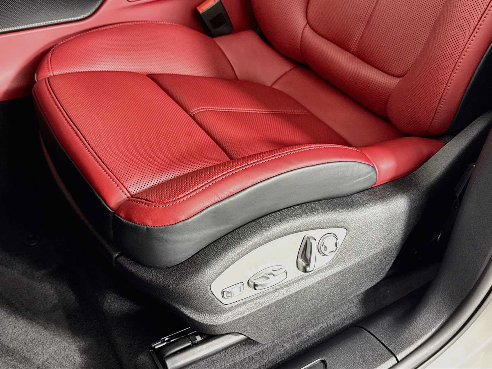 Certified 2025 Porsche Macan AWD/4WD image 13