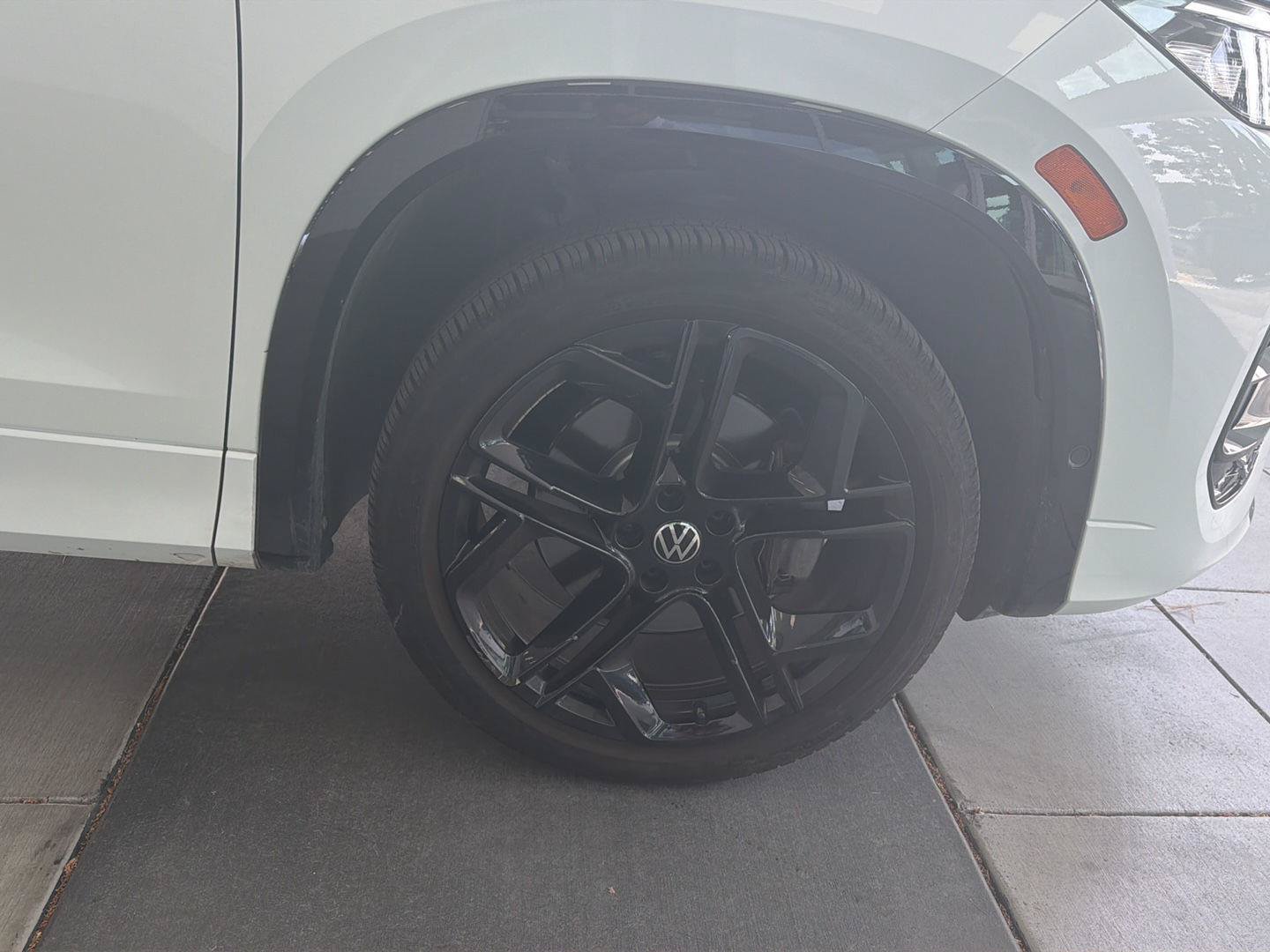 Certified 2025 Volkswagen Tiguan SE R-Line AWD/4WD image 10