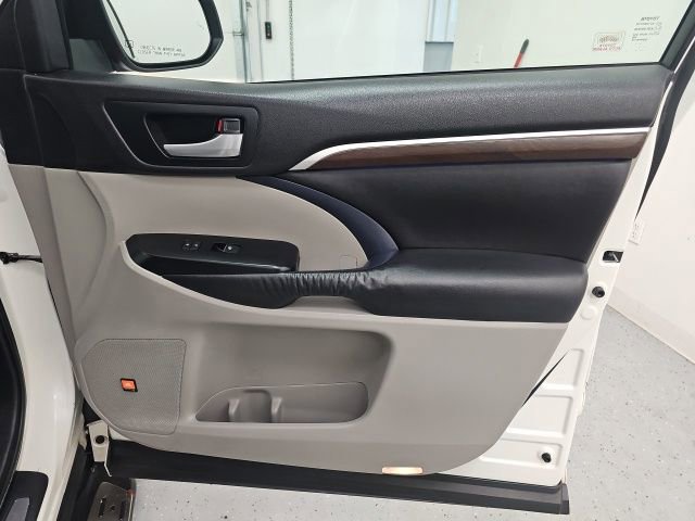 Used 2016 Toyota Highlander Limited w/ Protection Package #3 image 39