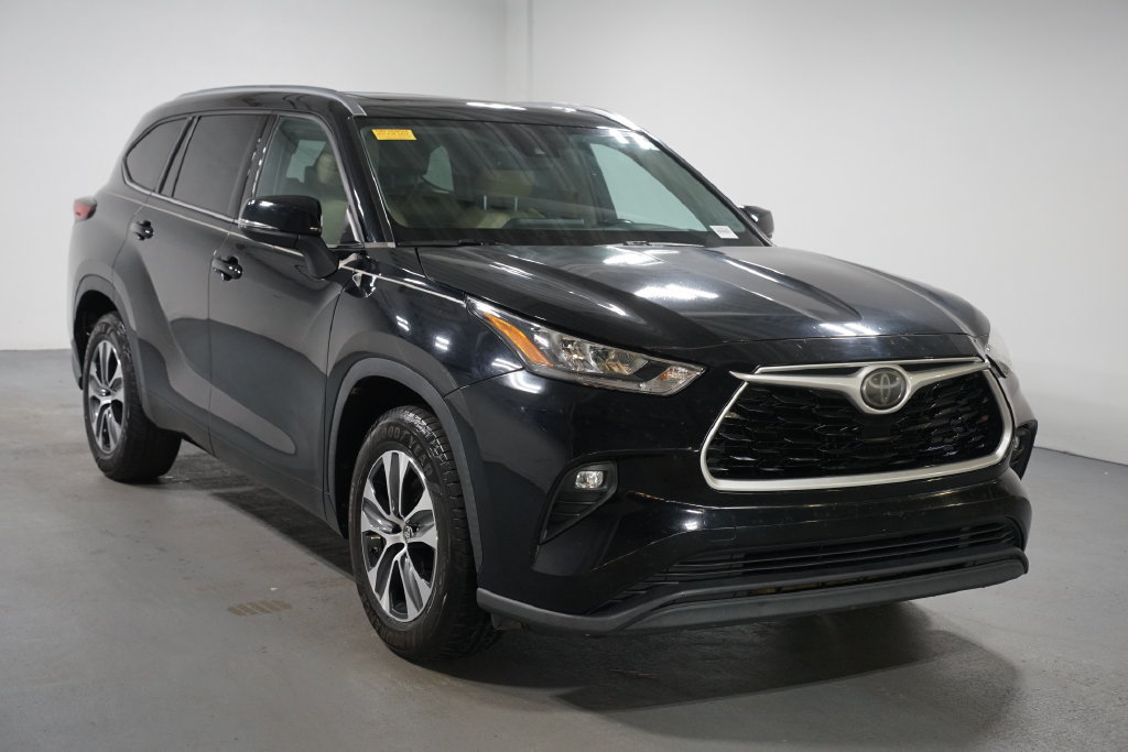 Used 2020 Toyota Highlander XLE FWD image 3