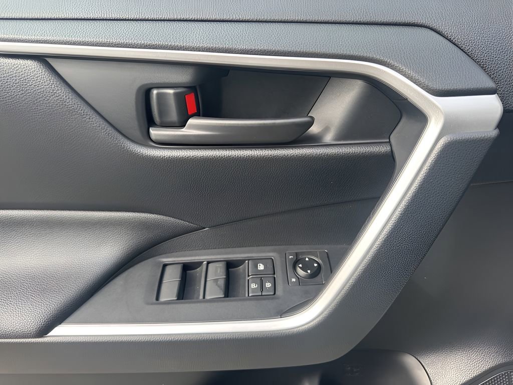 Used 2021 Toyota RAV4 SE image 25