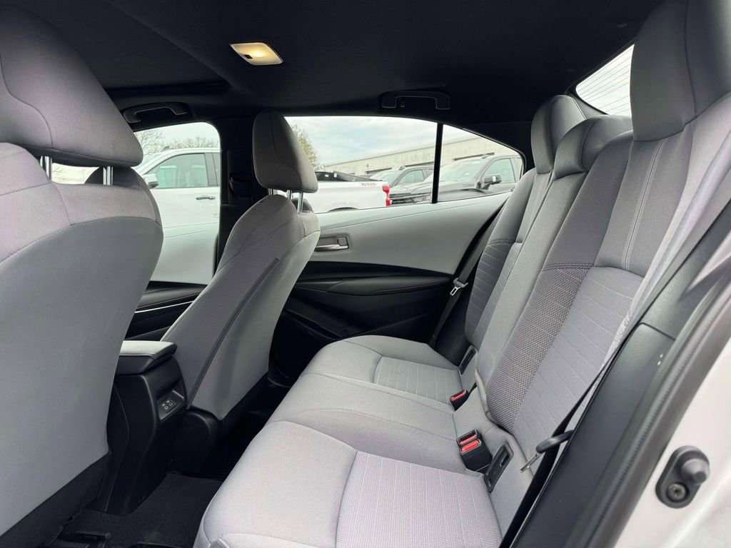 Used 2025 Toyota Corolla SE w/ SE Premium Package image 11