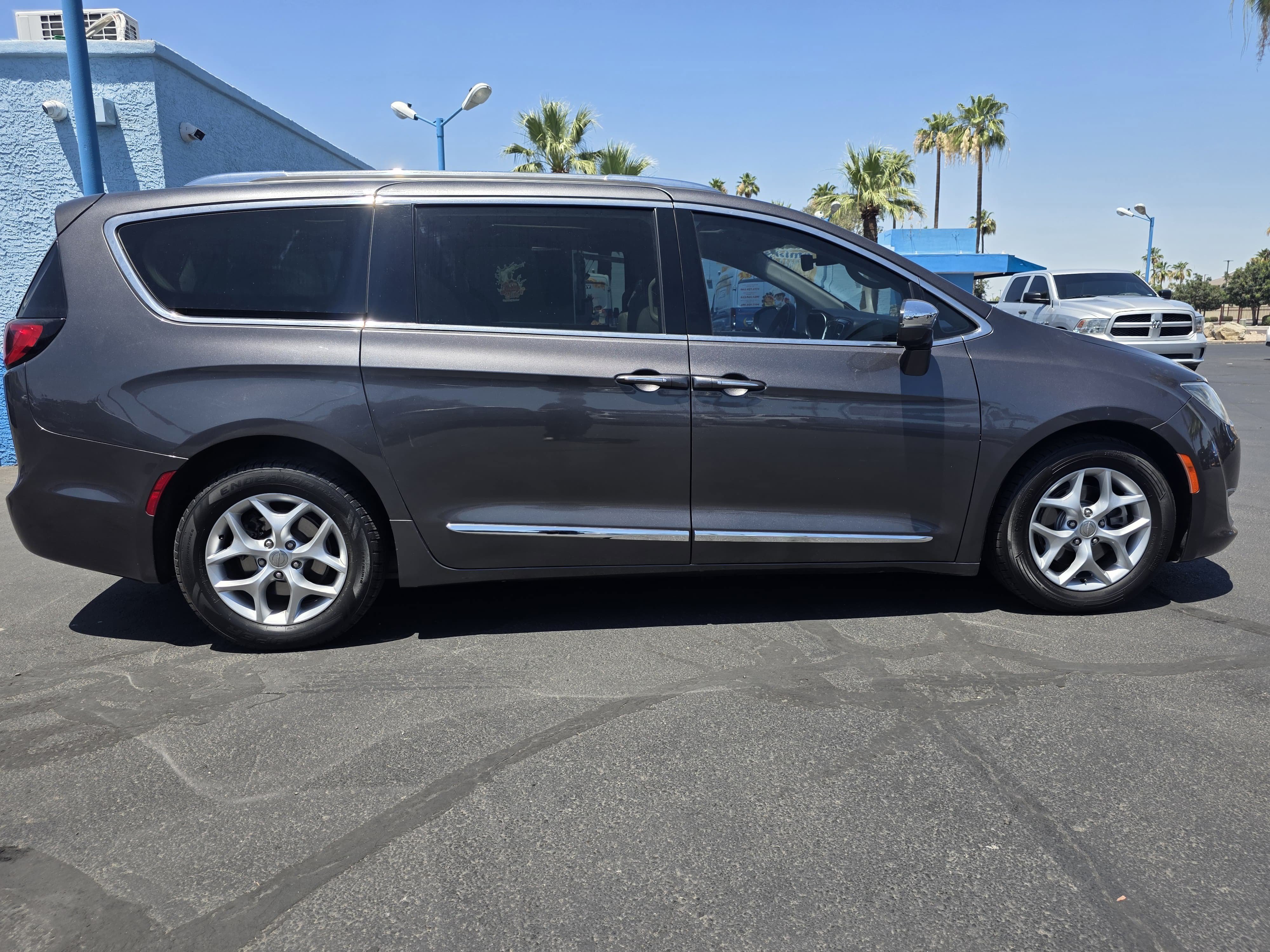 Used 2020 Chrysler Pacifica Limited FWD image 2