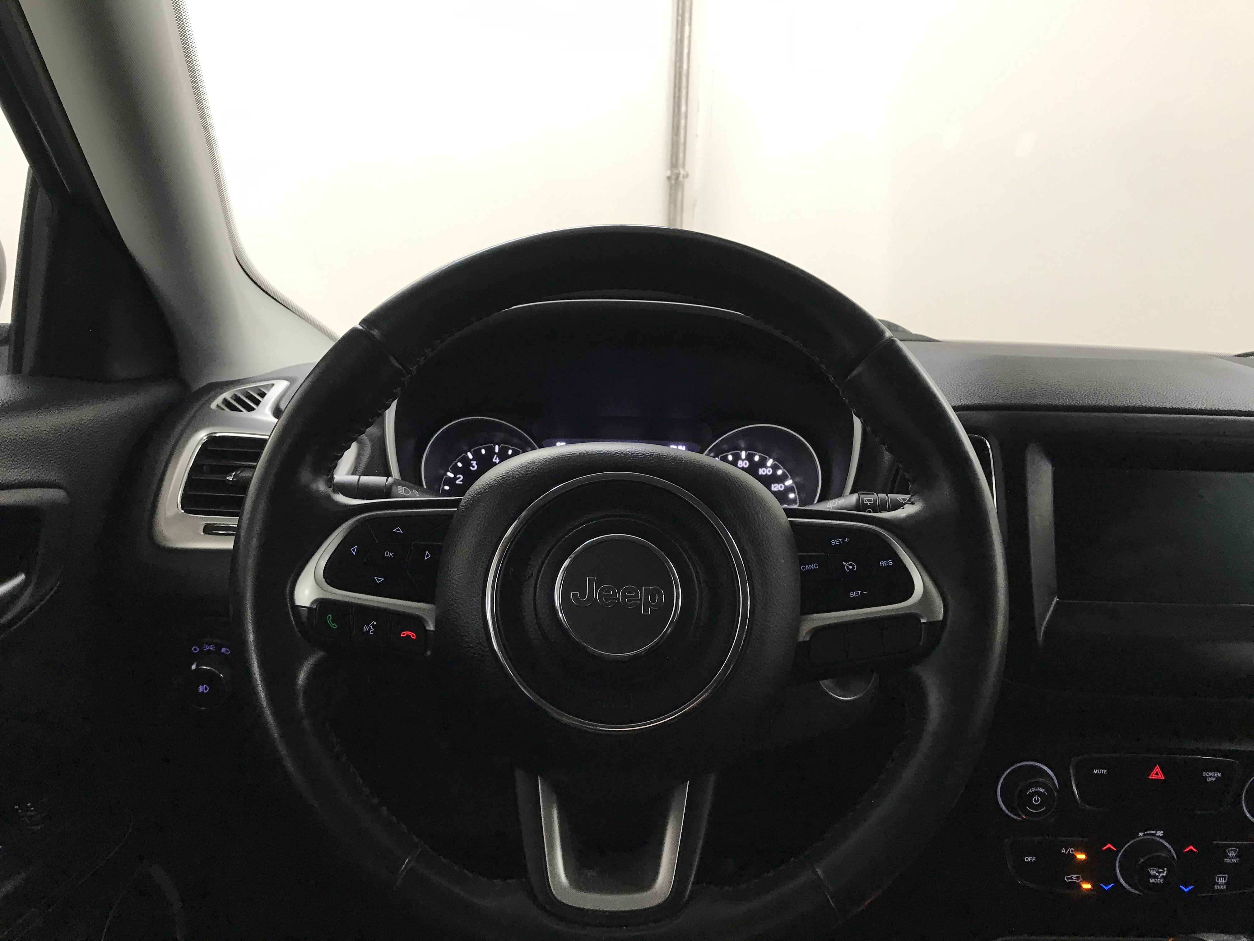 Used 2018 Jeep Compass Latitude w/ Popular Equipment Group FWD image 18