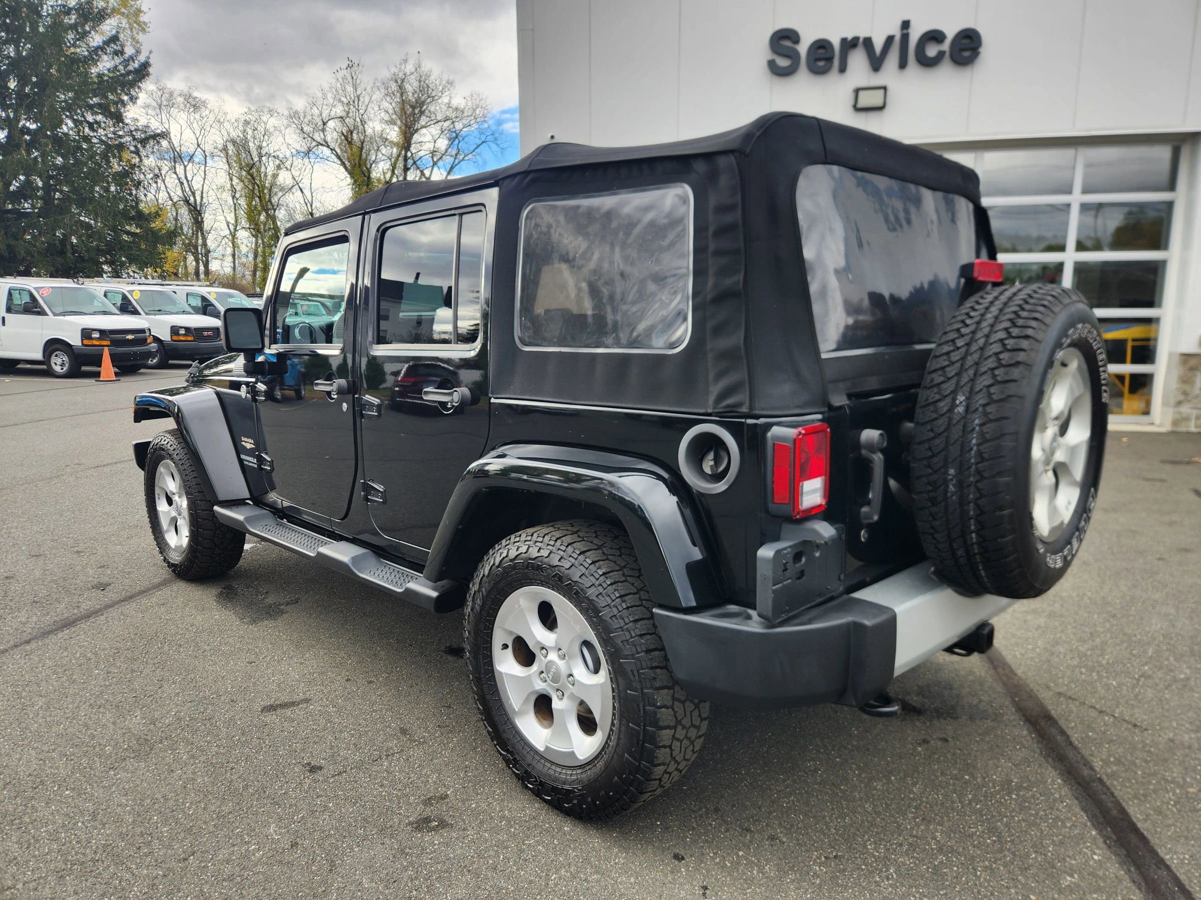Used 2015 Jeep Wrangler Unlimited Sahara w/ Connectivity Group image 10