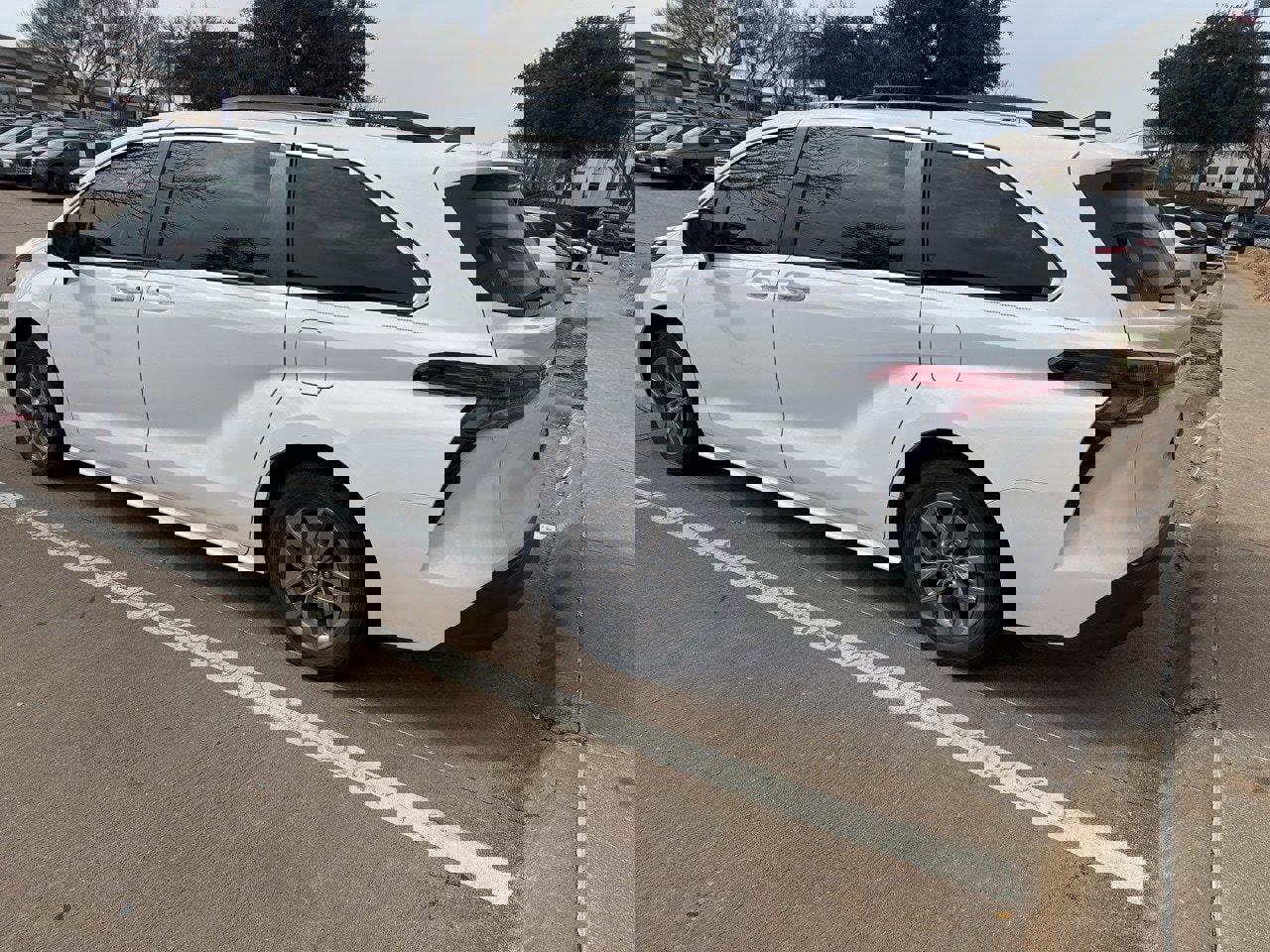 Used 2022 Toyota Sienna LE image 3