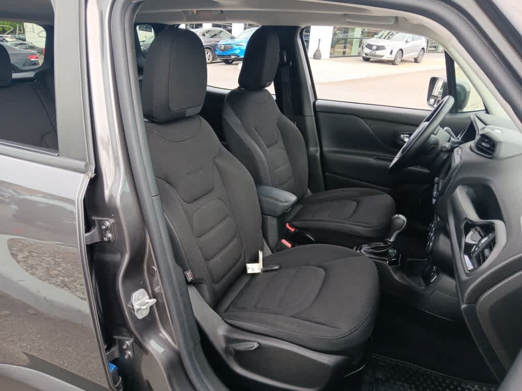 Used 2016 Jeep Renegade Latitude AWD/4WD image 18
