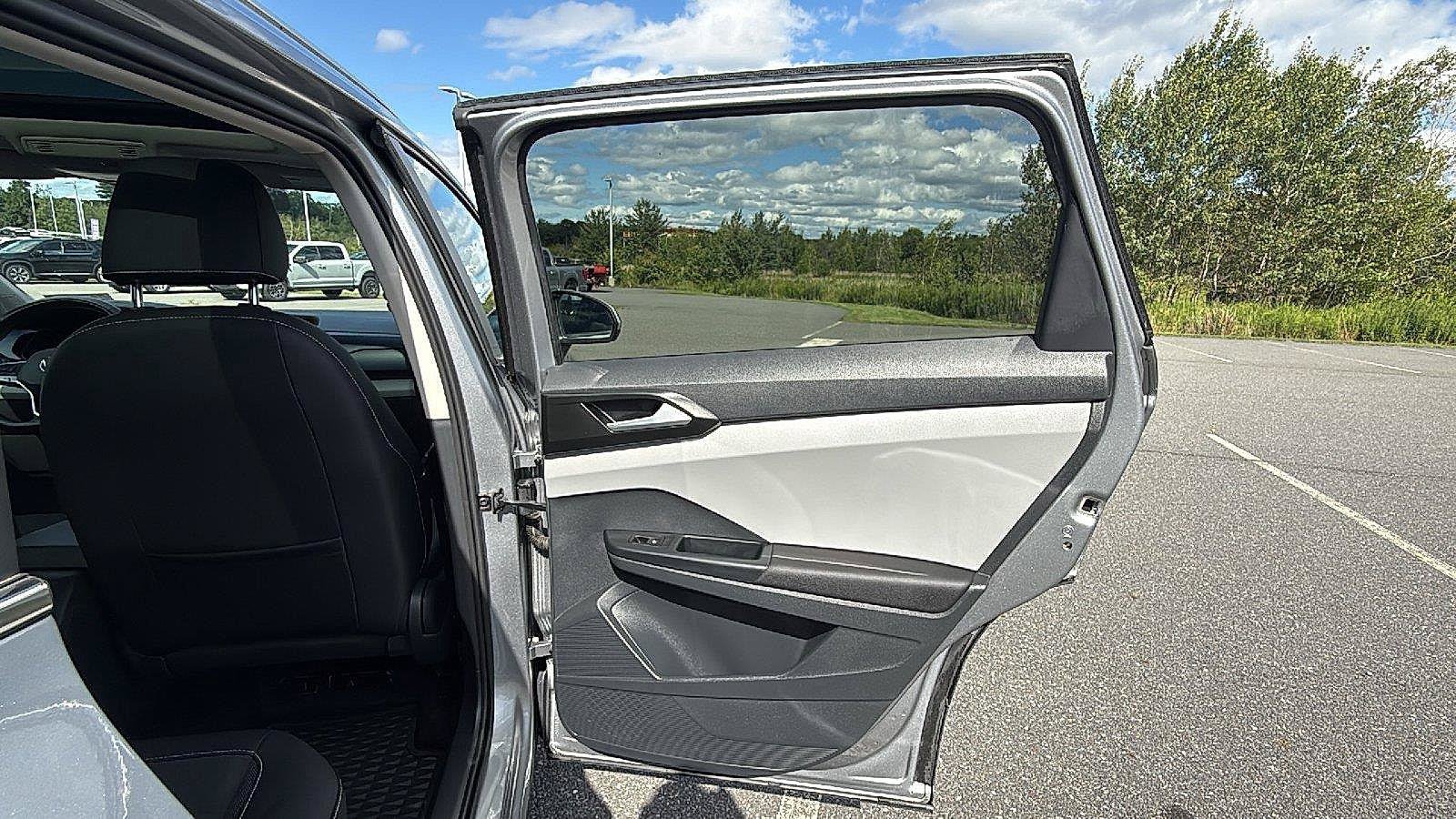 Used 2023 Volkswagen Taos SE w/ Panoramic Sunroof Package AWD/4WD image 18