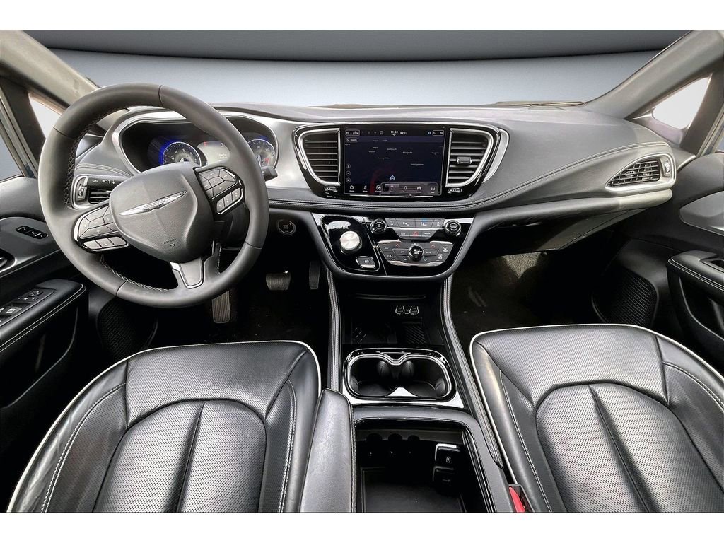 Used 2025 Chrysler Pacifica Limited image 17