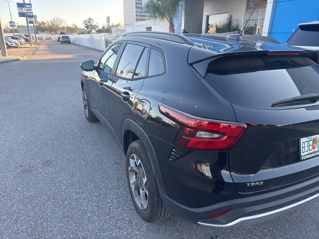 Used 2024 Chevrolet Trax LT w/ LT Convenience Package image 9