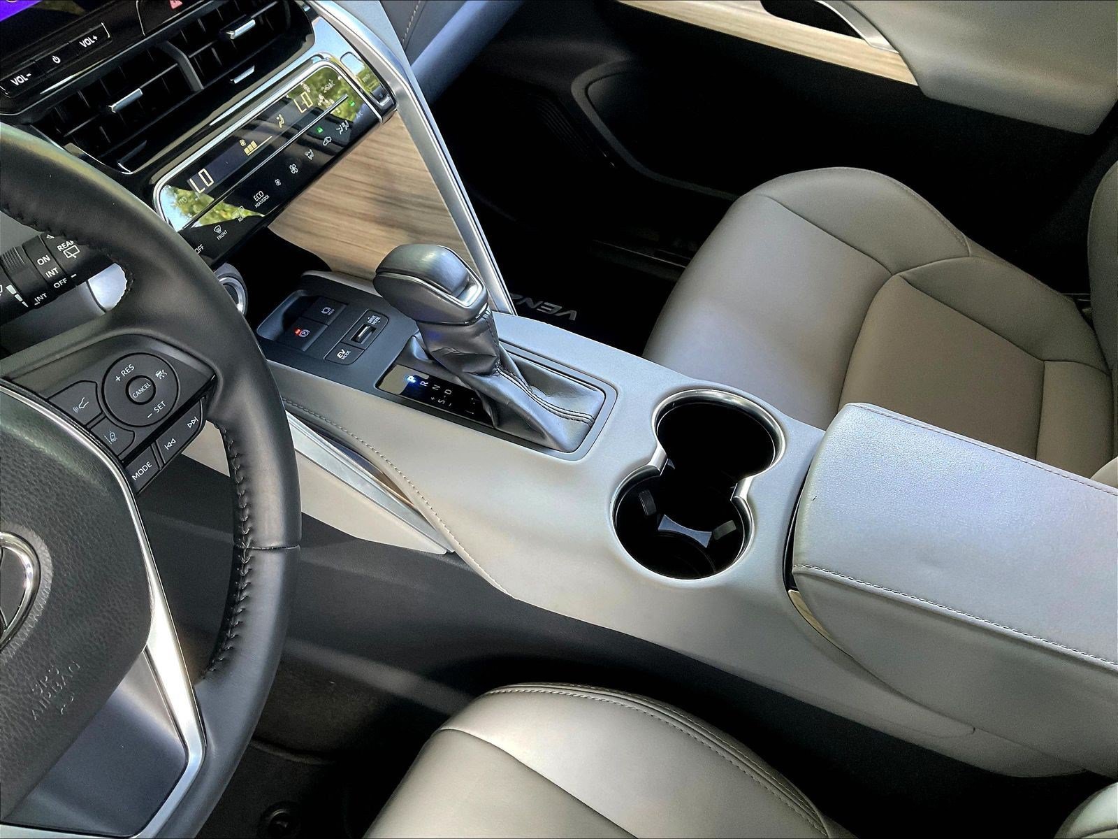 Used 2024 Toyota Venza XLE AWD/4WD image 18