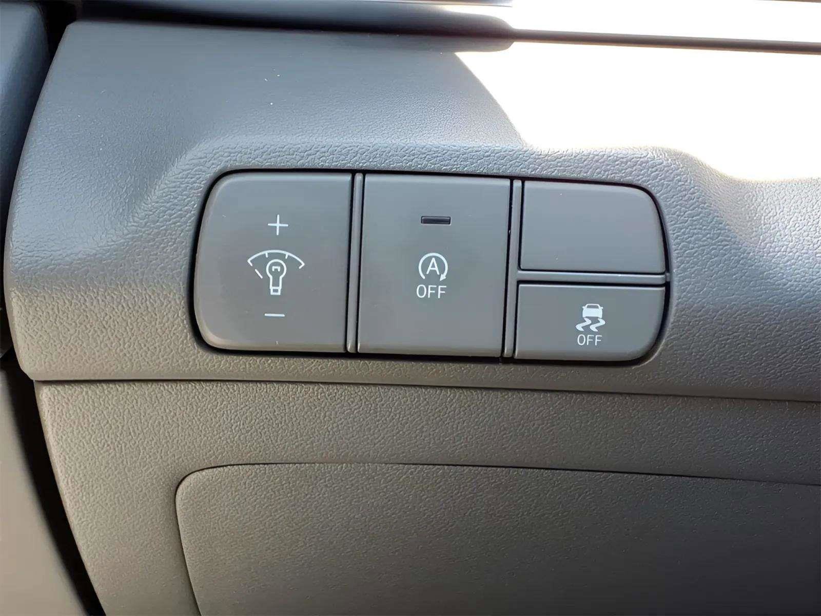 Certified 2024 Hyundai Elantra SE image 12