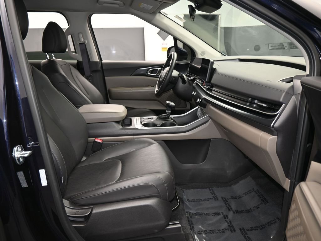 Used 2025 Kia Carnival image 48