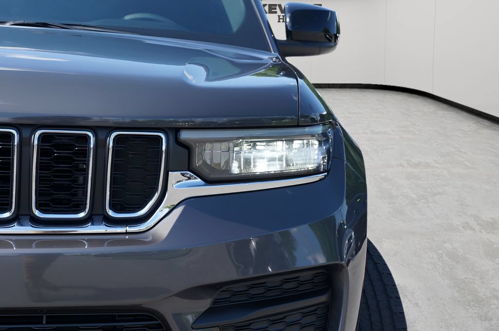 Used 2024 Jeep Grand Cherokee Laredo AWD/4WD image 5