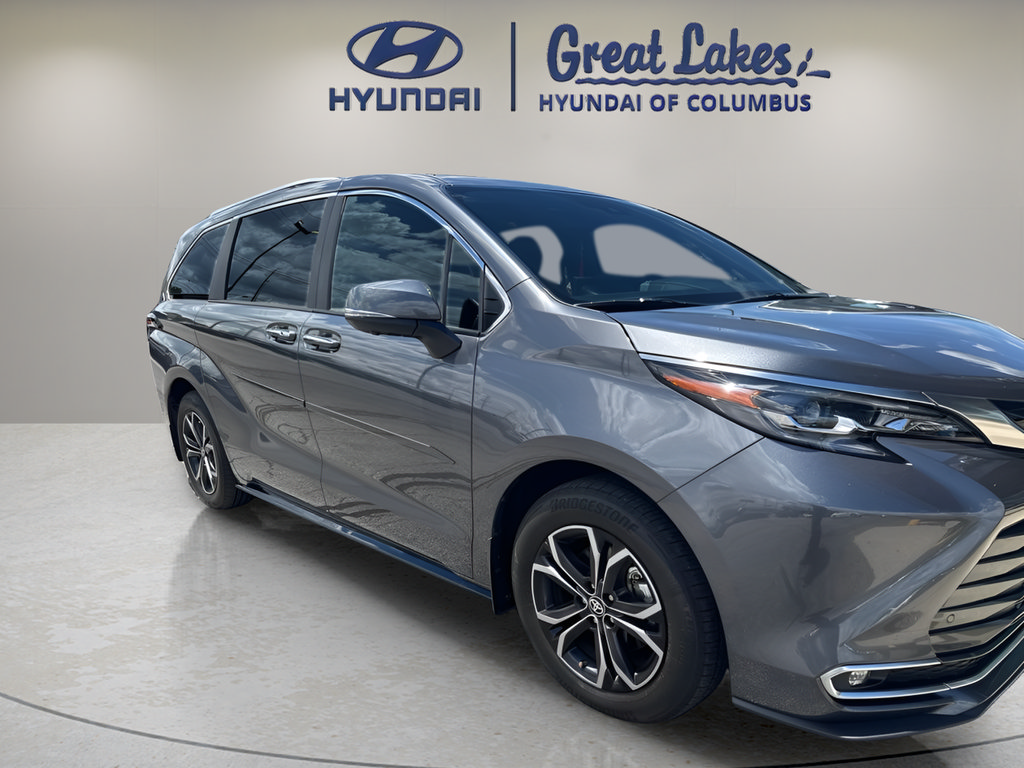Used 2025 Toyota Sienna Platinum AWD/4WD image 2