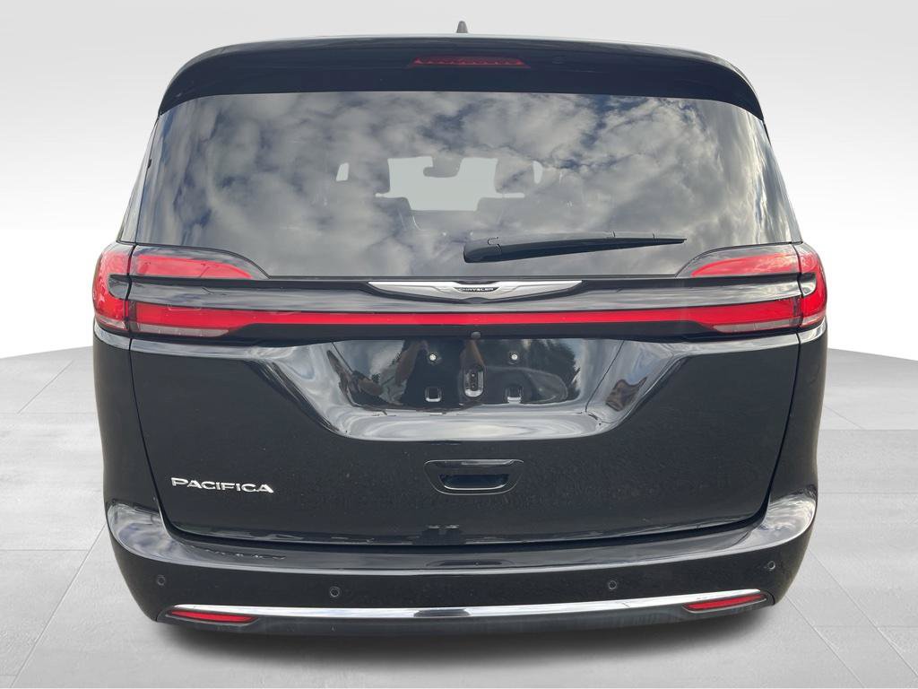 Used 2023 Chrysler Pacifica Touring-L FWD image 17