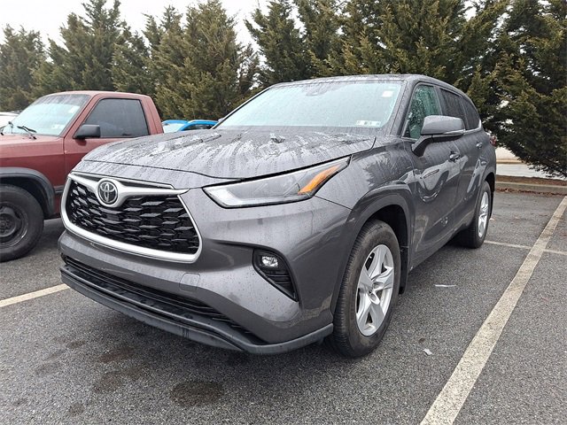 Used 2023 Toyota Highlander LE image 3