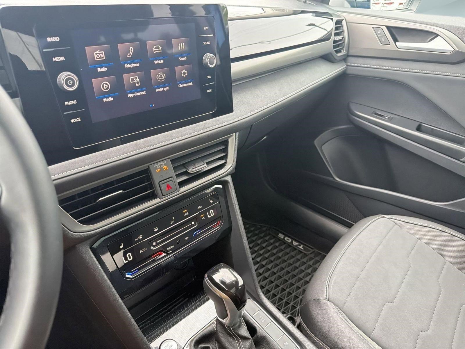 Certified 2025 Volkswagen Taos SE AWD/4WD image 24