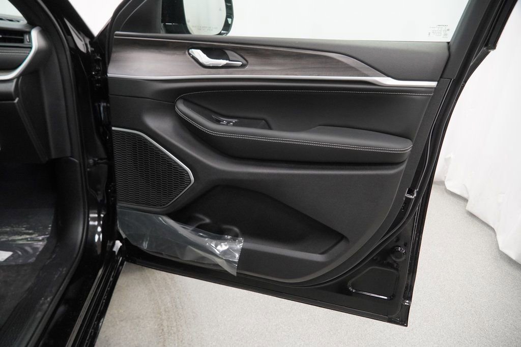 New 2026 Jeep Grand Cherokee L Limited image 32