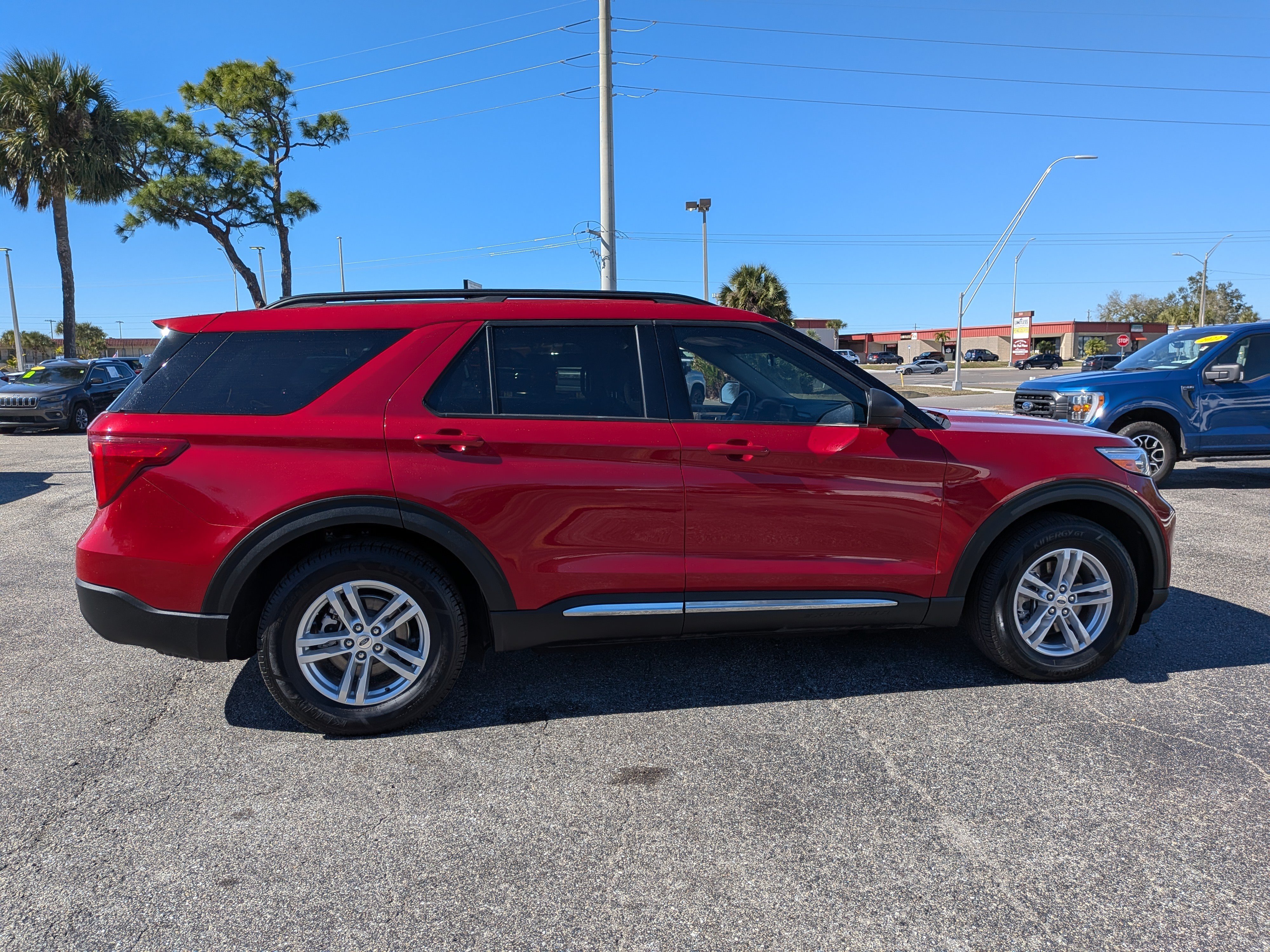 Used 2023 Ford Explorer XLT w/ Equipment Group 202A RWD image 3