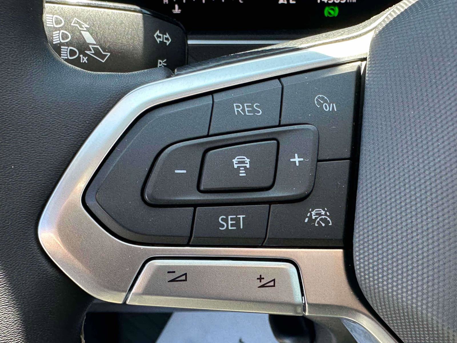 Used 2023 Volkswagen Tiguan SE AWD/4WD image 19