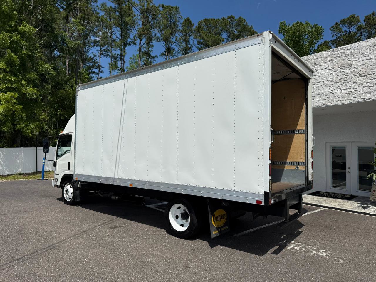 Used 2019 Isuzu NPR RWD image 3