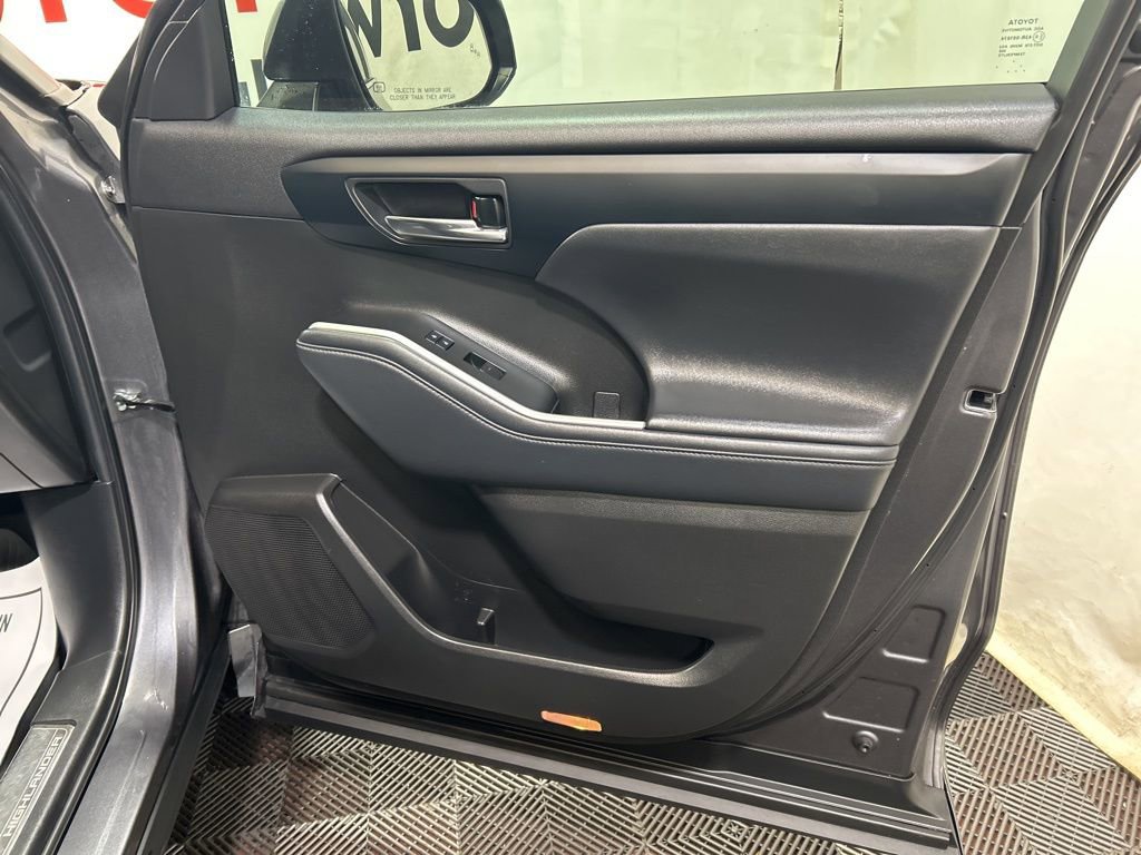 Used 2022 Toyota Highlander XLE image 11