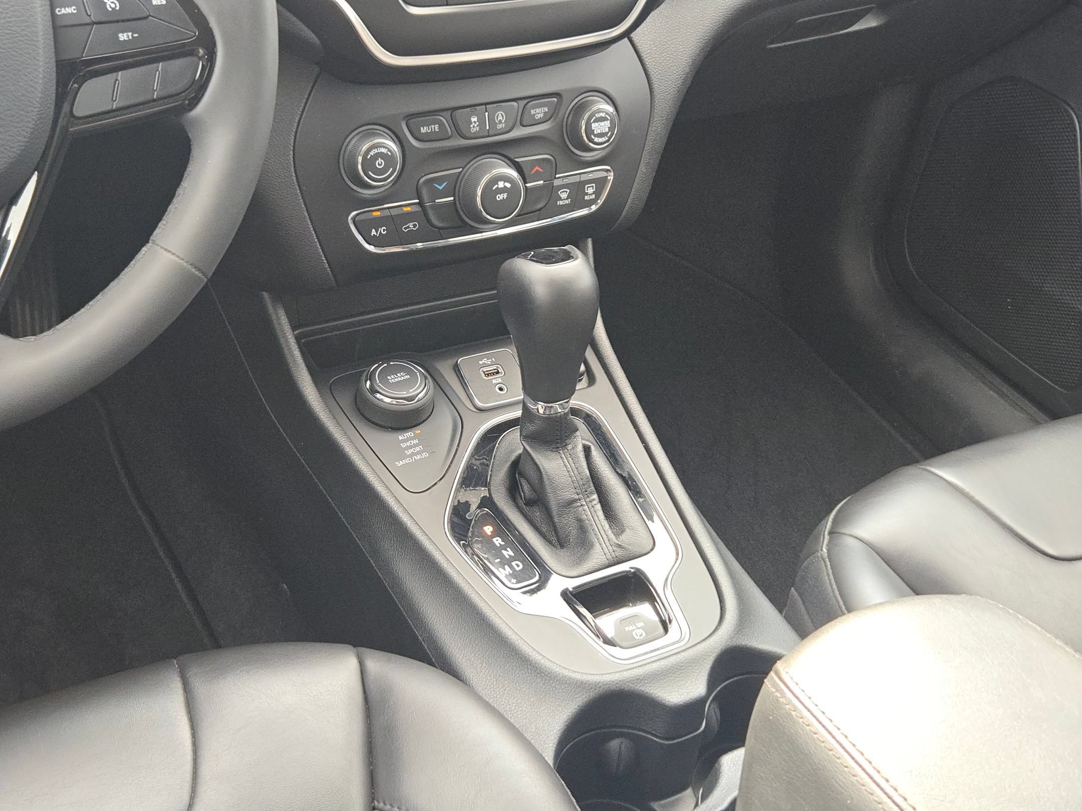 Used 2021 Jeep Cherokee Latitude Plus w/ Sun & Sound Group AWD/4WD image 18