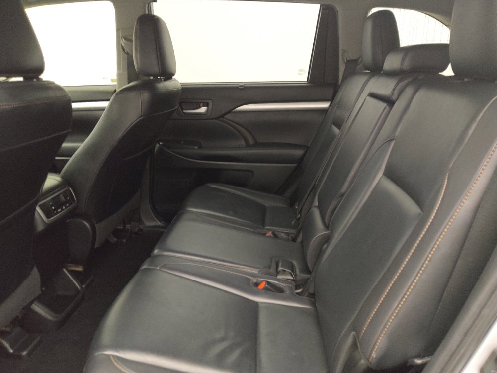 Used 2019 Toyota Highlander XLE FWD image 18