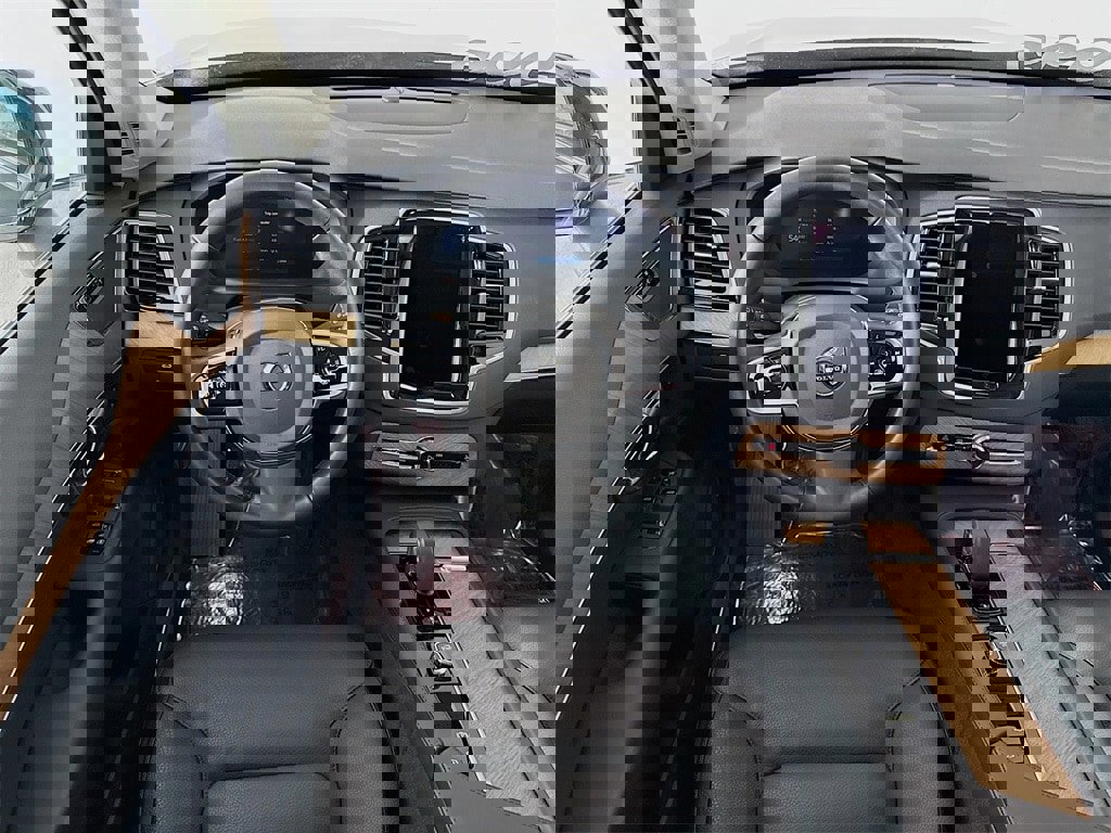 Certified 2025 Volvo XC90 B6 Plus image 23