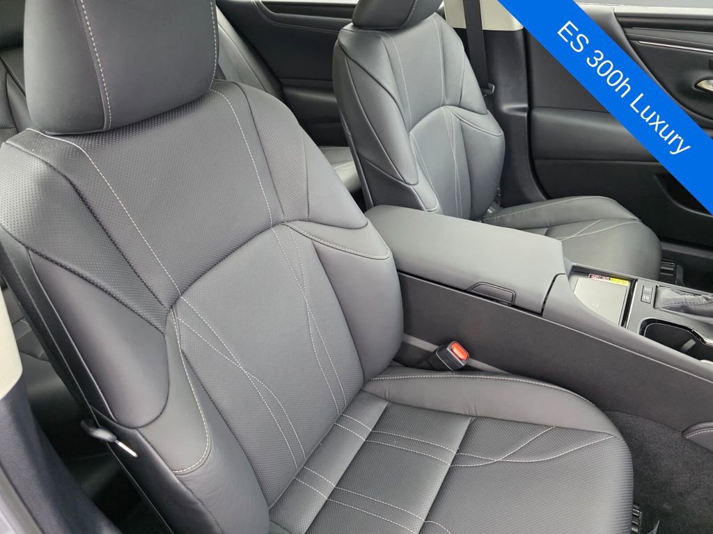 Used 2025 Lexus ES 300h w/ Technology Package image 28