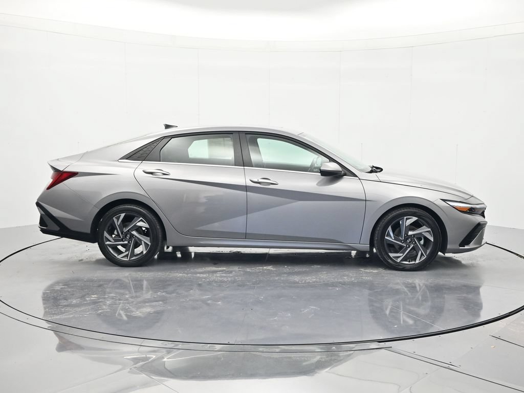 Used 2025 Hyundai Elantra SEL FWD image 4