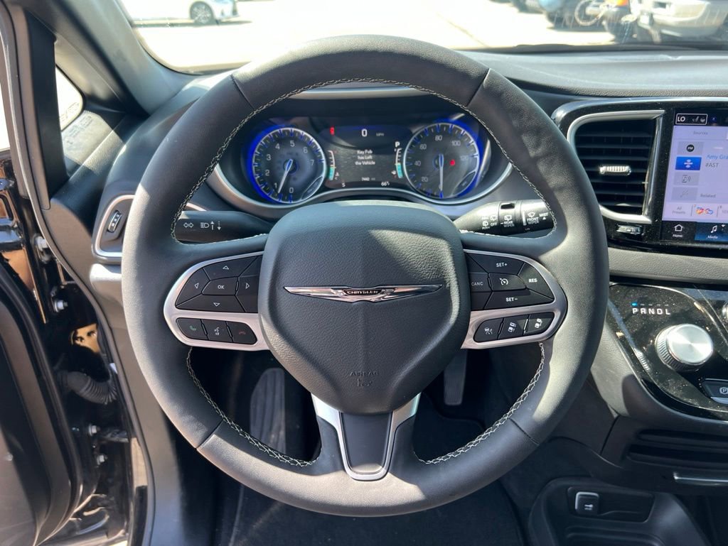Used 2025 Chrysler Pacifica Select FWD image 11