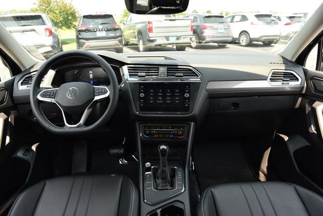 Certified 2023 Volkswagen Tiguan SE w/ Panoramic Sunroof Package FWD image 7