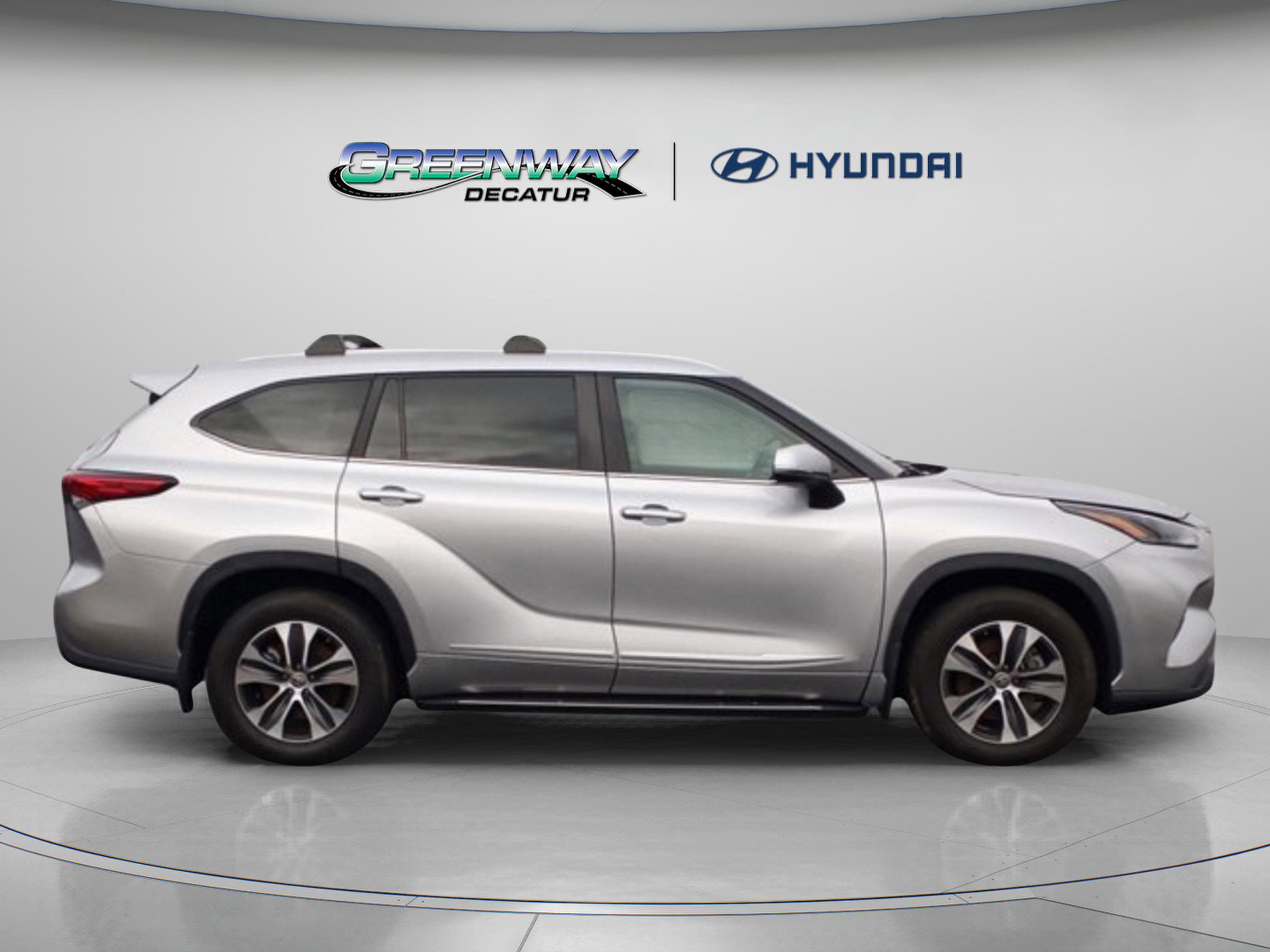 Used 2023 Toyota Highlander XLE AWD/4WD image 8