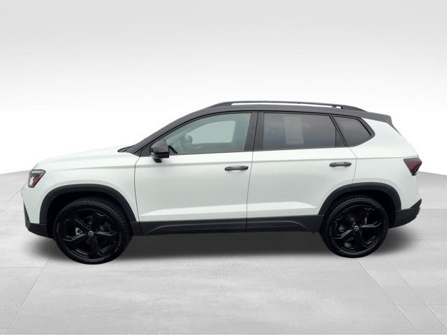Used 2025 Volkswagen Taos SE AWD/4WD image 3