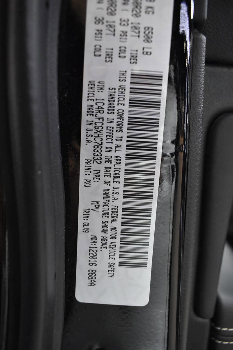 Used 2017 Jeep Grand Cherokee Overland image 15